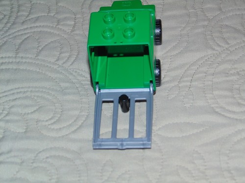 VINTAGE LEGO DUPLO POLICE PADDY WAGON, POLICEMAN AND TWO PRISONERS - Picture 6 of 8