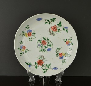 AN EARLY 18TH CENTURY KANGXI CHINESE PORCELAIN FAMILLE VERTE DISH WITH MARK