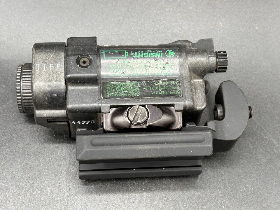 Laser infravermelho/visível integrado AN/PEQ-14, iluminador infravermelho H&K Mk23 e montagem - Imagem 2 de 4