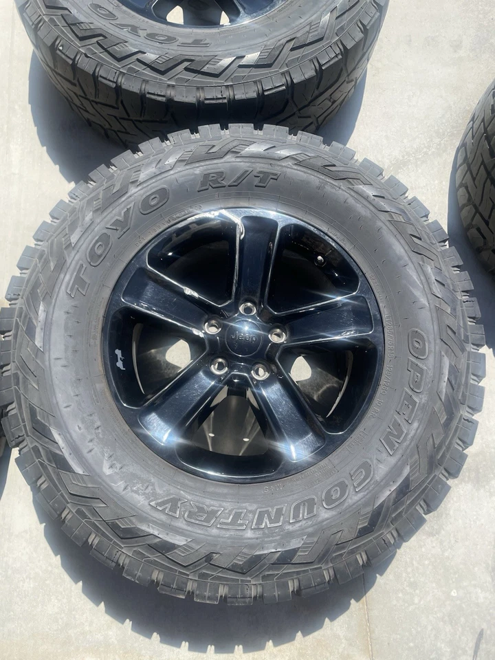 Jeep Wrangler Sahara 2020 neumáticos usados con llantas juego completo Foto 4 de 4