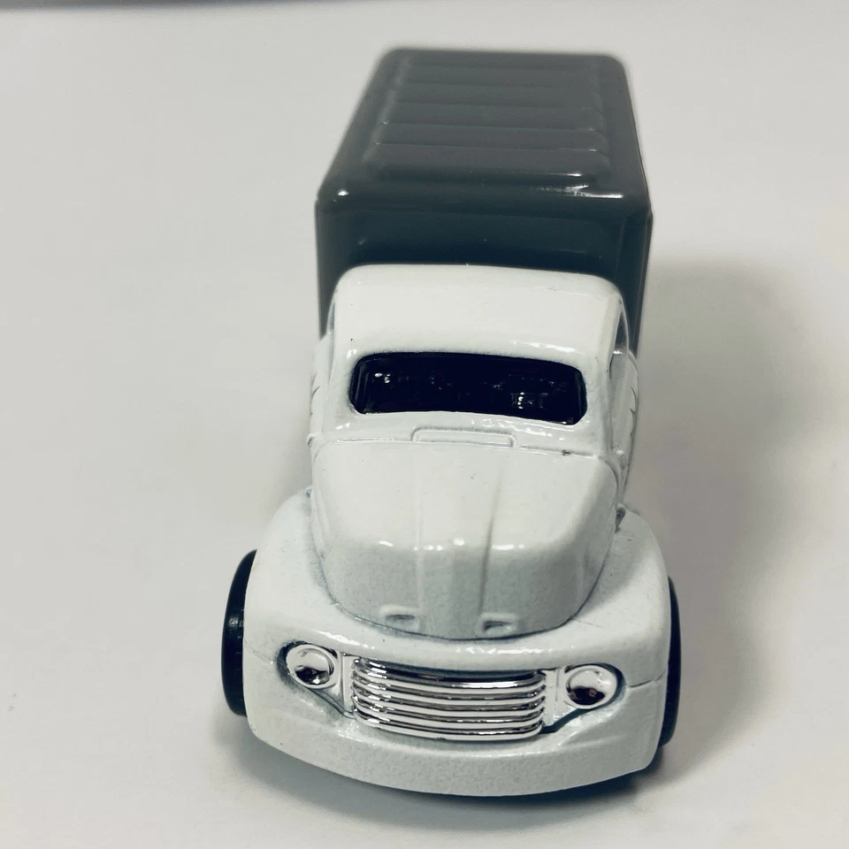 Hot Wheels DC Comics Batman Serie de TV Clásica Pingüino '49 Ford C.O.E. Toy Van Foto 2 de 4