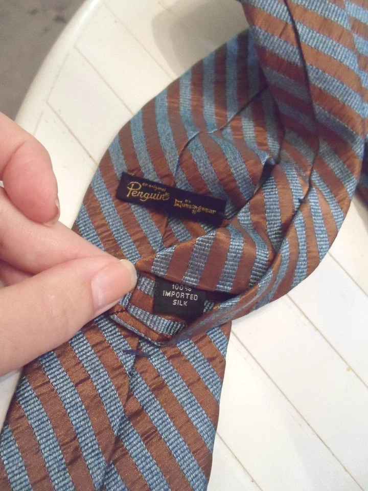 CORBATA DE SEDA PINGÜIN by Munsingwear rayas azules/bronceadas texturizadas 58"L x 2-3/4 logotipo de EE. UU. Foto 3 de 4