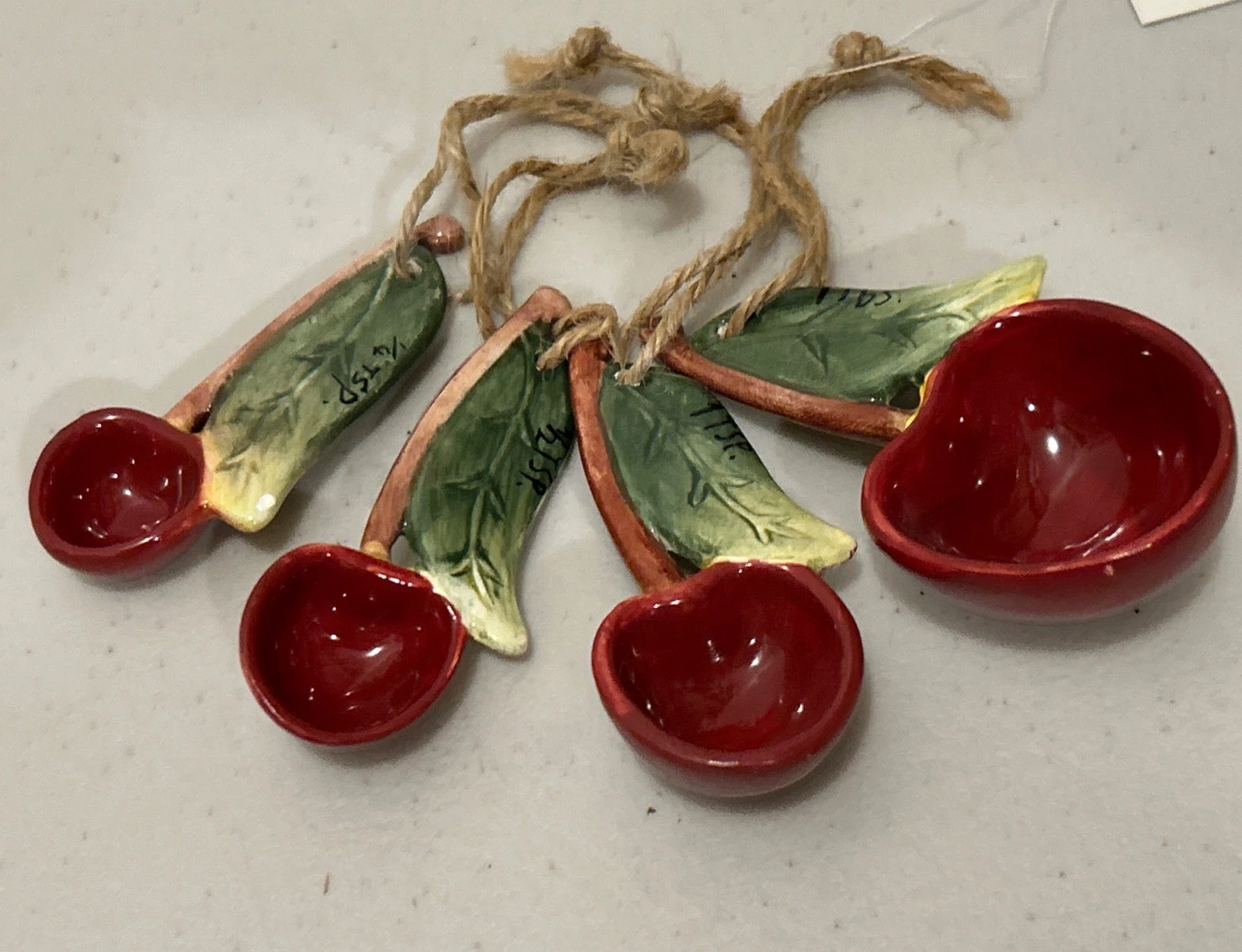 Vtg Measuring Spoon Set THT 2000 Ceramic Cherry Tender Heart Treasure Red Gloss