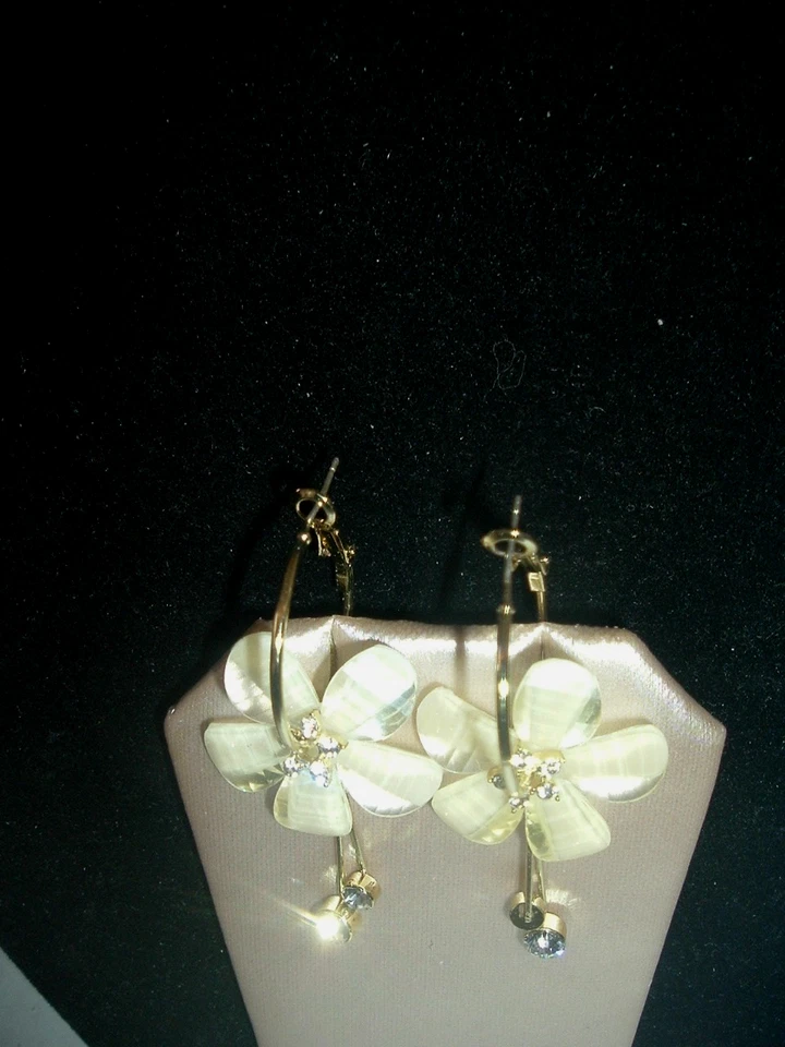 Pendientes perforados Betsey Johnson flores flotantes de resina marfil en aros cristales Foto 3 de 4