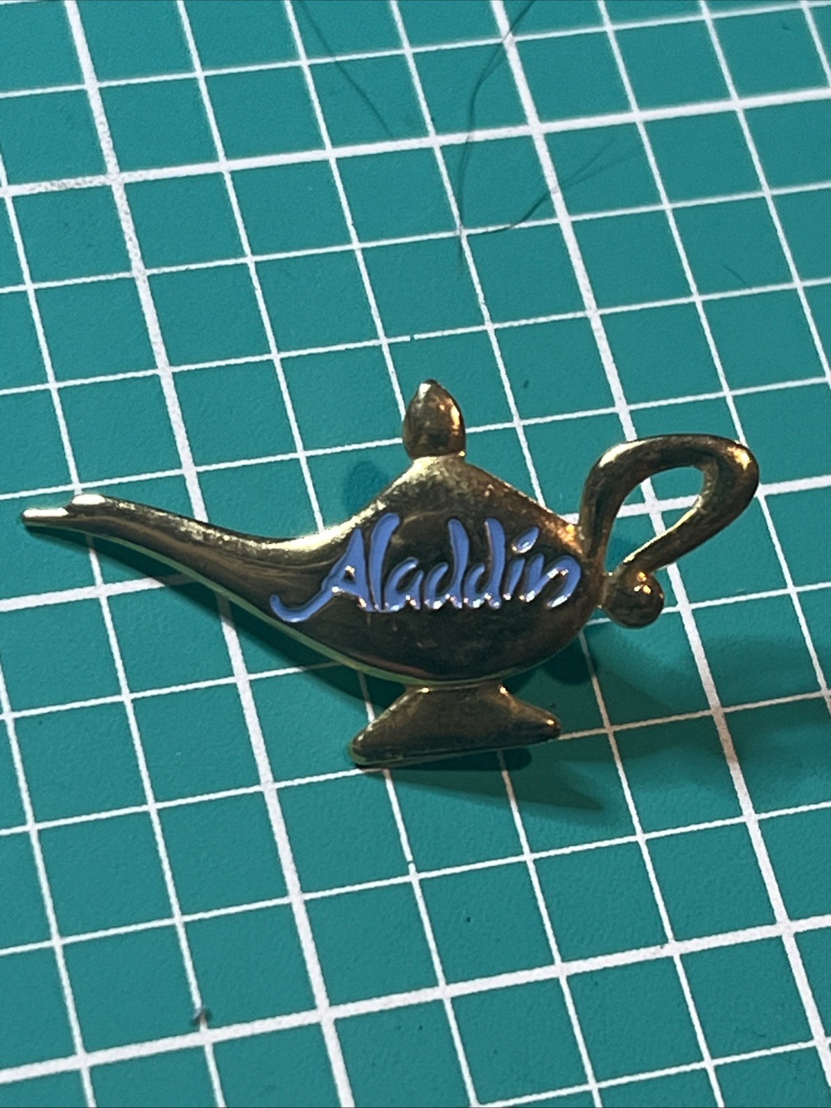 Aladdin's Lamp Cast Exclusive Genie's lamp Blue Script RARE HTF Disney Pin 1012