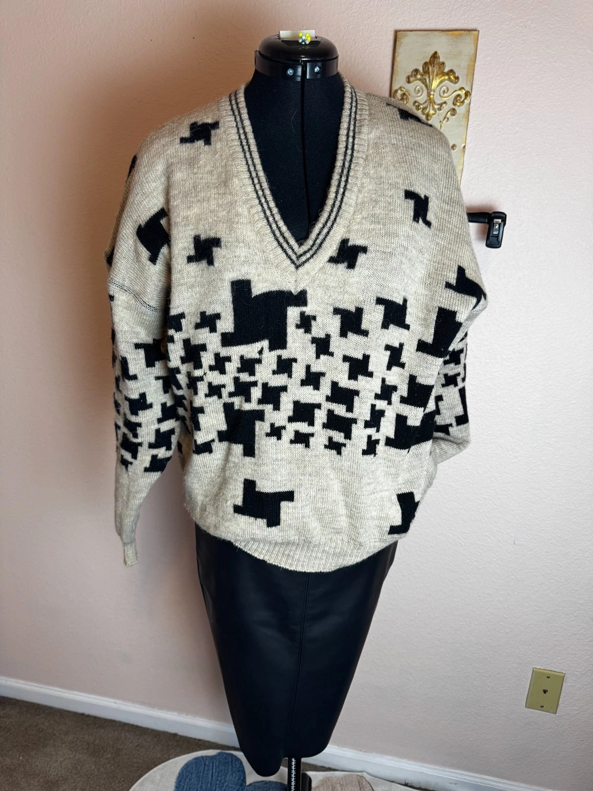 Vintage Carlo Lana V-neck Wool Blend Sweater Medium cream and black pattern