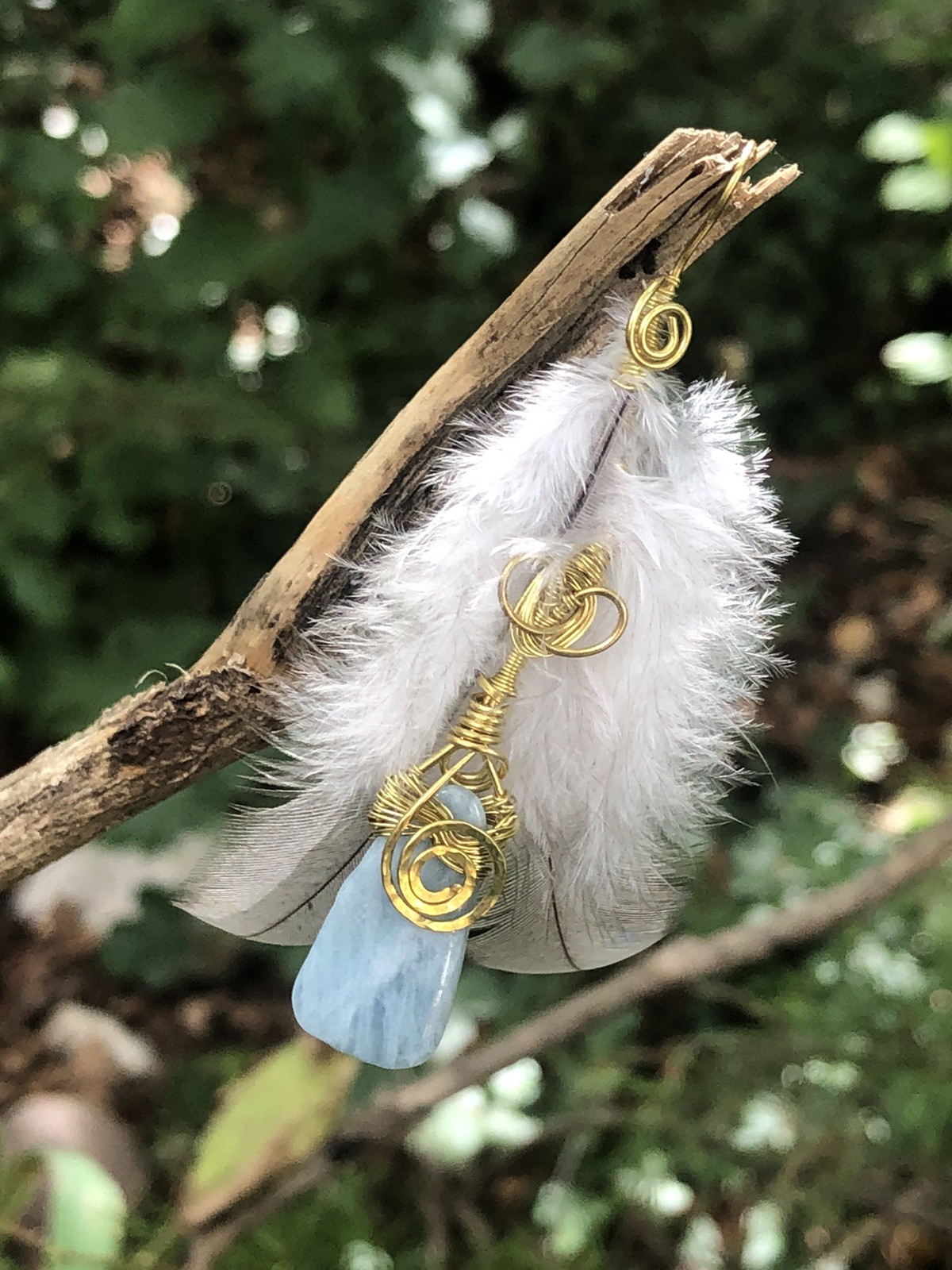 Boucles d'oreilles Plumes et Aigue-Marine en Fil de Laiton Doré
