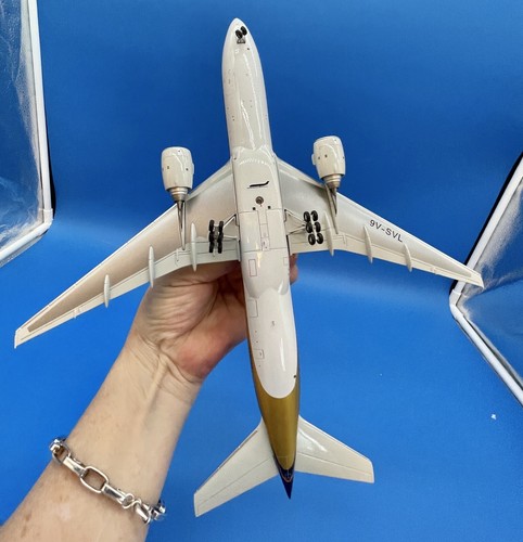 JC Wings Singapore Airlines Boeing 777-212/ER JUBILEE 1:200 9V-SVL - Picture 7 of 22