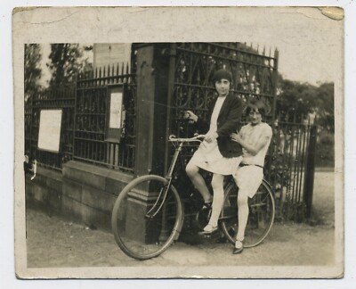 Zwei junge Mädchen auf einem Fahrrad Oldtimer 30er Jahre Foto C42