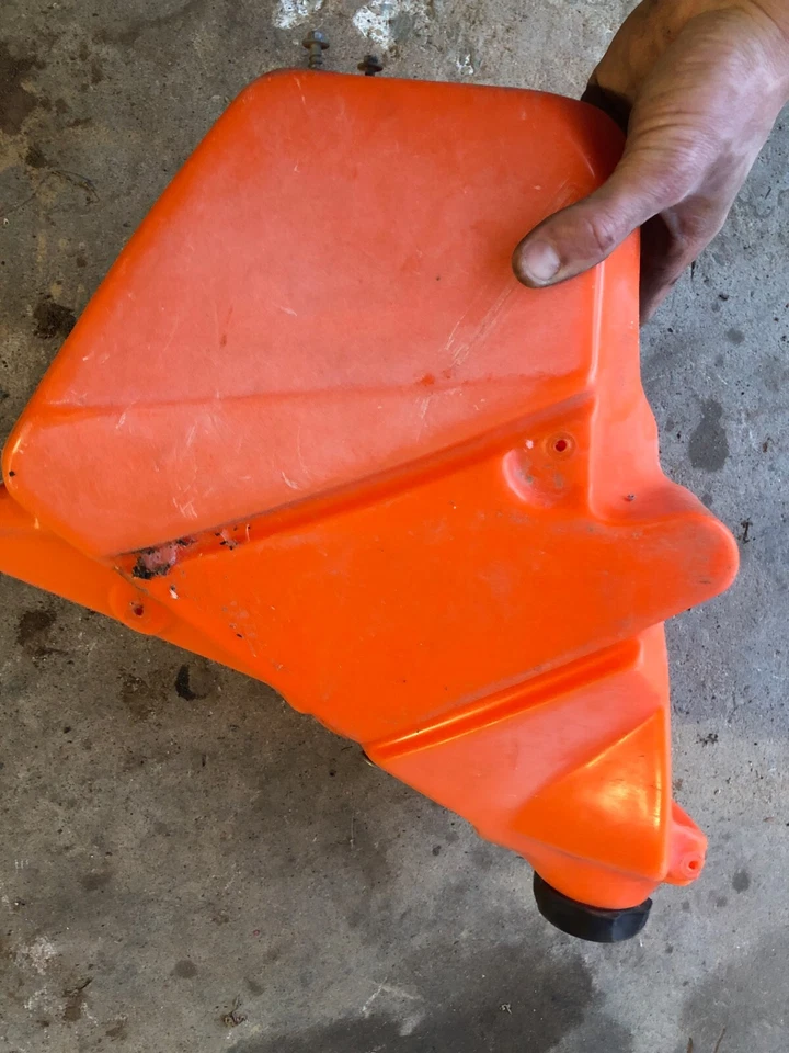 KTM 125 SX *2003 KTM 125 SX 2003 MONTAJE TANQUE GASOLINA Foto 3 de 4