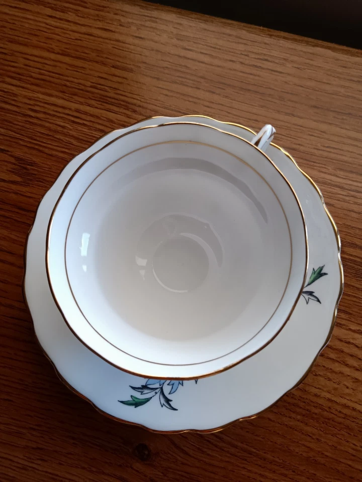 Taza y platillo rosina hueso porcelana hecho en Inglaterra 4-999 borde dorado Foto 2 de 4