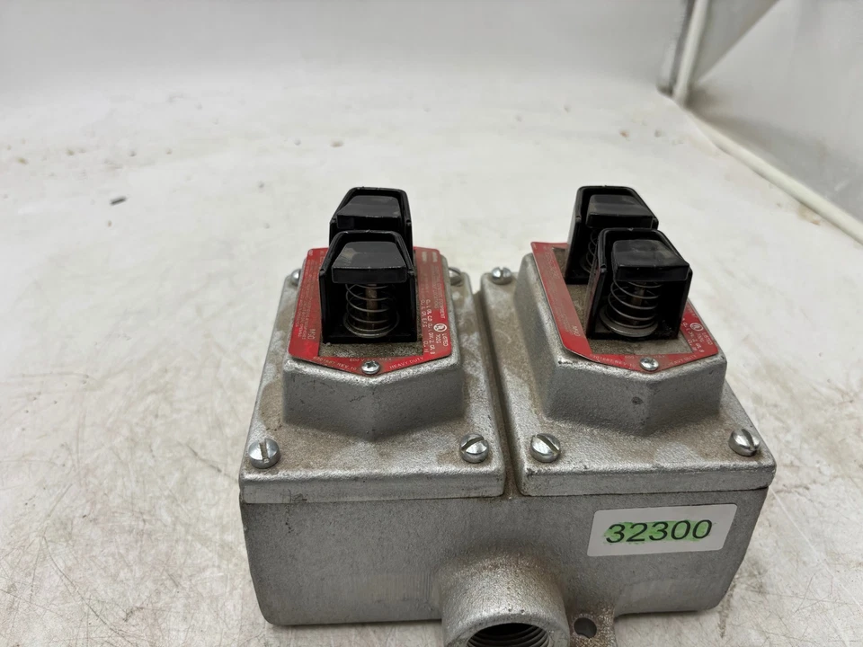 Estación de control pulsador Crouse-Hinds EDSC3290 600V Foto 3 de 3