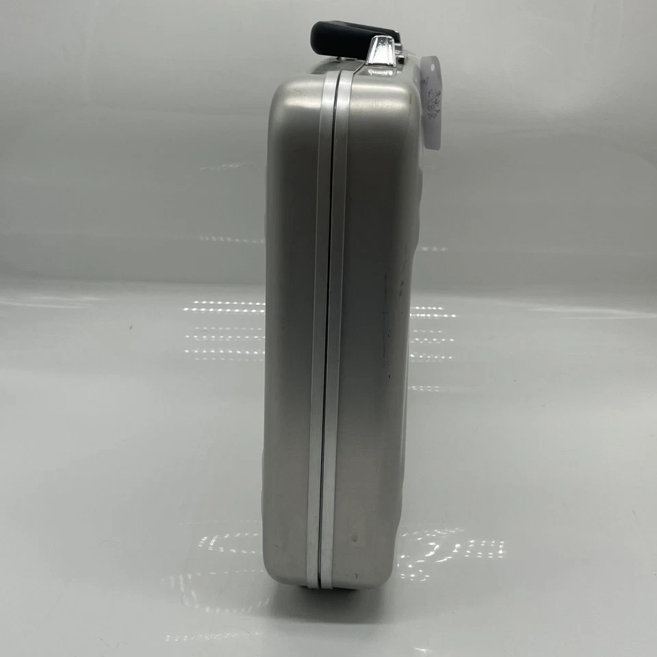 Bolso de negocios Zero Halliburton de aluminio con cierre de esfera plateado Foto 4 de 4