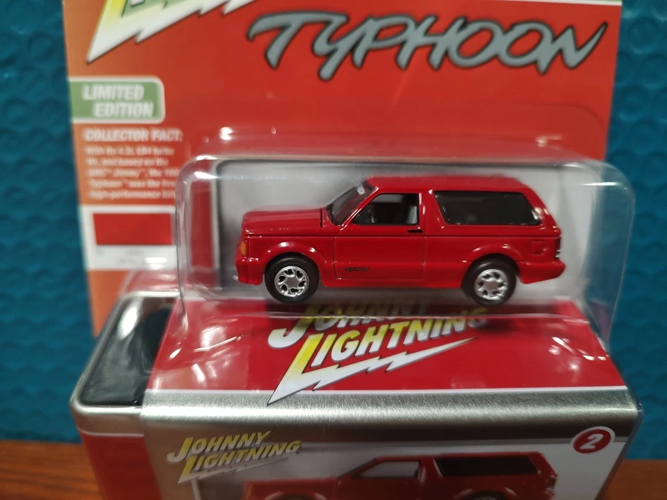 Lata de almacenamiento de coleccionista Johnny Lightning 1992 GMC Typhoon rojo versión A 🆕 Foto 2 de 4