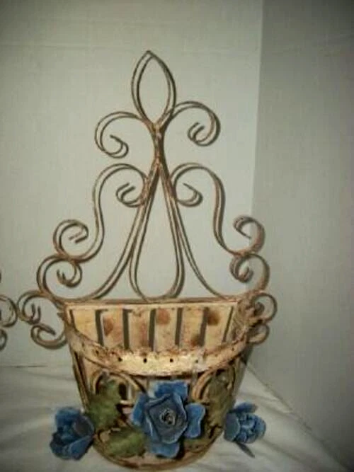 ARANDELAS ITALIANAS TOLE PLANTADOR DE PAREDE ROSAS AZUL CREMOSO ENFERRUJADO METAL LASCADO ETIQUETA ITÁLIA - Imagem 3 de 4