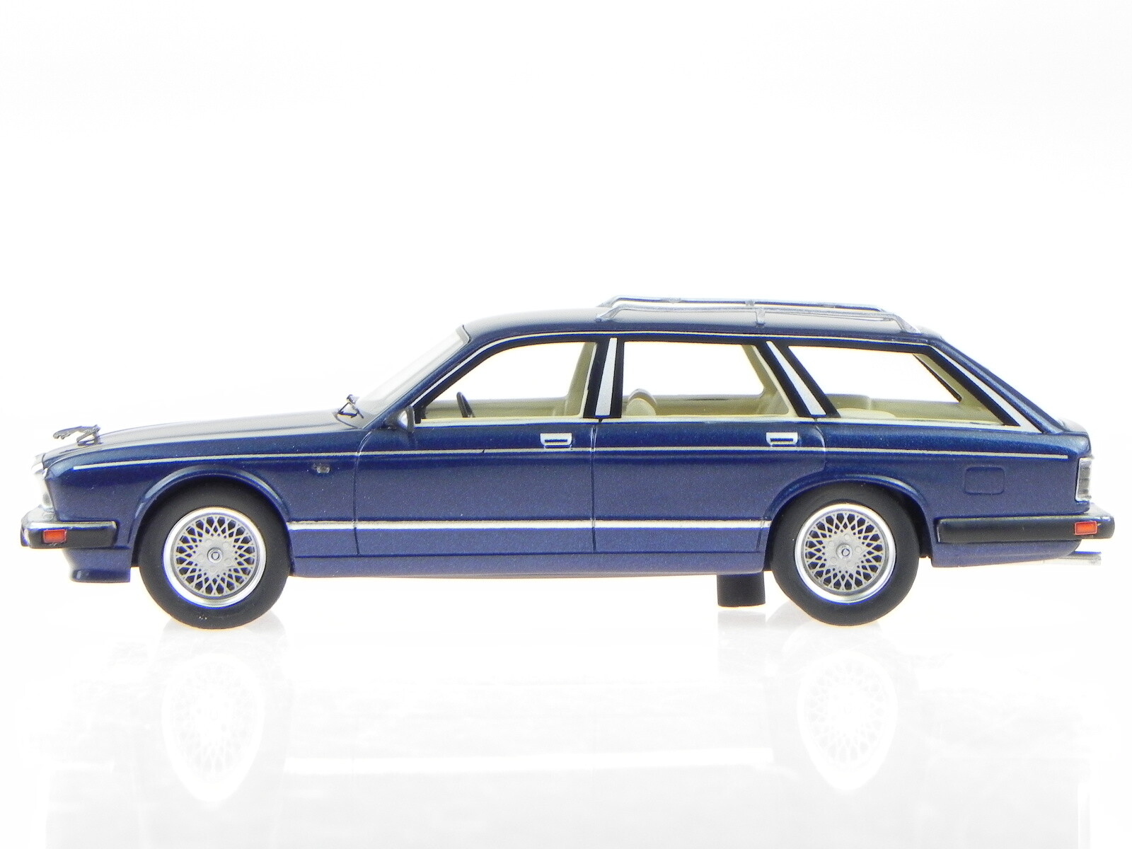 Jaguar XJ 40 Shooting Shooting Shooting Break bleu véhicule miniature Resine 47040 Neo 1 43 114dff Jaguar XJ 40 Shooting Shooting Shooting Break bleu véhicule miniature Resine 47040 Neo 1 43 114dff