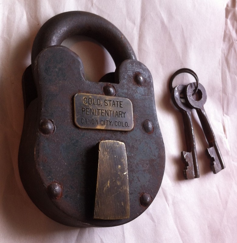 Vtg Colorado State Penitentiary Padlock & Keys Heavy Metal Jailhouse Prison Lock