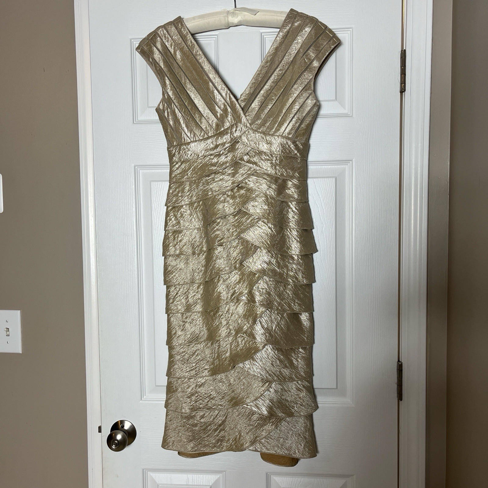 NWOT Adrianna Papell Tiered Ruffle Cocktail Sheath Knee V Neck Dress Sz 4