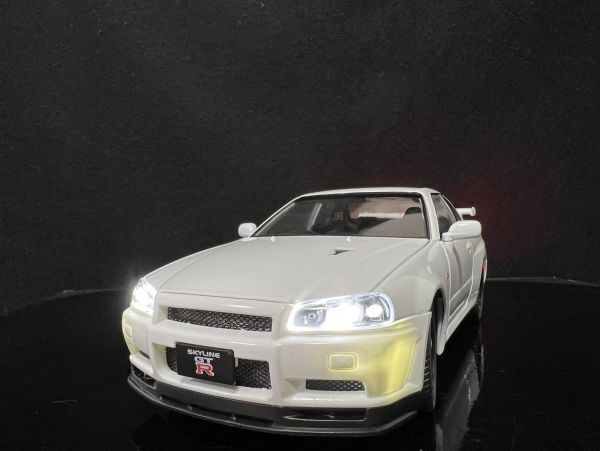 NISSAN DATSUN SKYLINE GTR R34 1:24 MINIATURE CAR WHITE