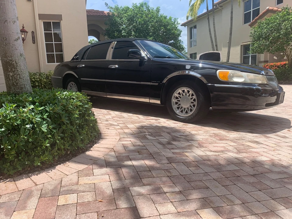 Lincoln Town Car 2000  - Image 3 of 4