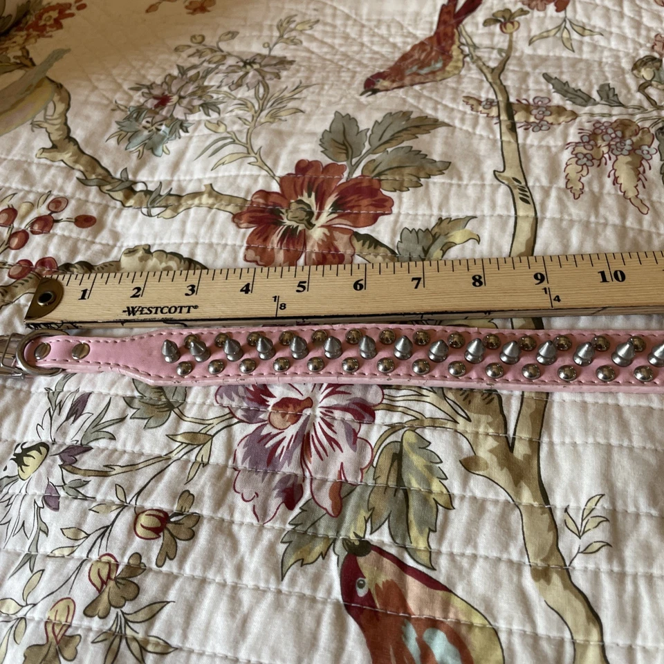 "Collar de perro con tachuelas con clavos remache cuero mascota L rosa suave 20"" usado en excelente estado" Foto 3 de 4