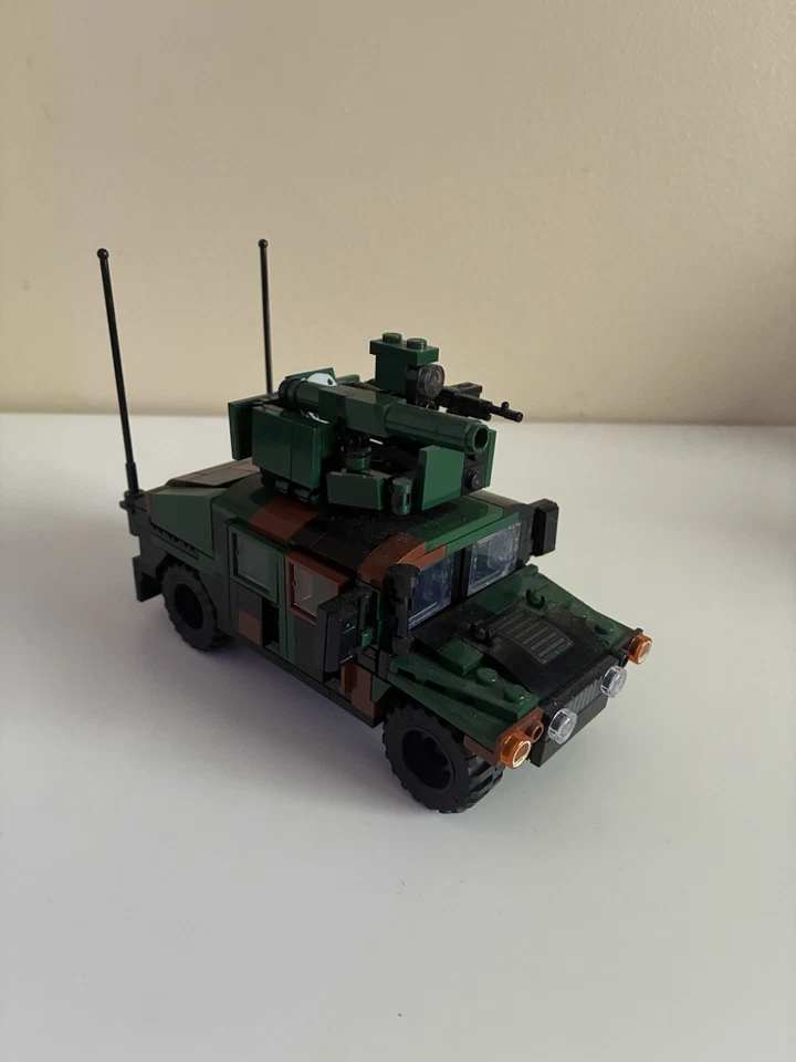 Brickmania Lot Humvee M1167 TOW Carrier, 3 Modern Marine Rifleman, AT4, & M7 - Image 2 of 4