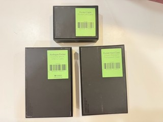 Sistema portátil de bolsillo analógico negro incluye estuche y cable de enlace analógico.