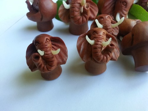 1 Pair Organic Hand Carved 3D elephant SAWO Wood Ear Plugs Tunnel Gauges - Picture 4 of 9