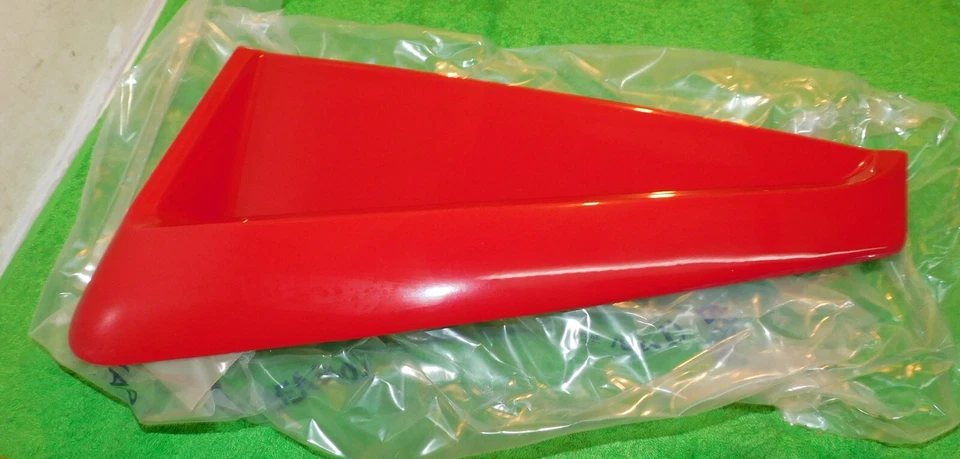 1999-04 Ford Mustang Coupe Conversível NOS RH QUARTO PAINEL LATERAL COLHER Tocha Vermelha - Imagem 4 de 4