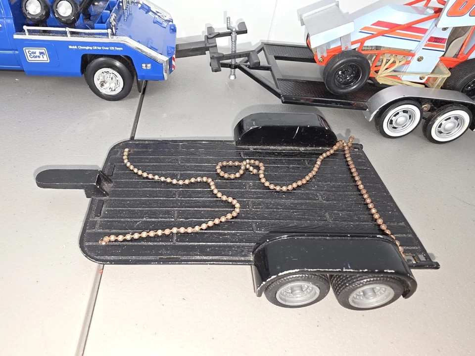 Coche de carreras fundido a presión escala 1/24 hecho por campeones de carreras más remolques móviles para camiones Foto 4 de 4