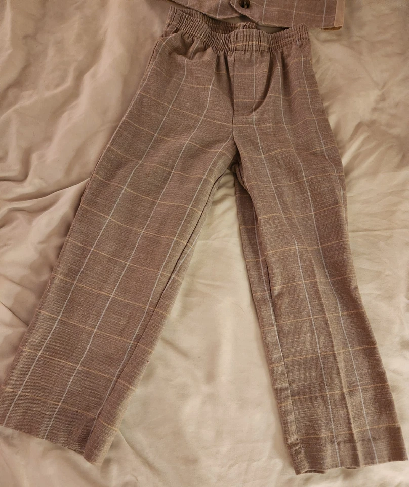 Traje de 4 piezas para niños 5 chaleco, camisa con botones, pantalón, corbata de moño. ¡¡Solo usado una vez!!! Foto 2 de 4