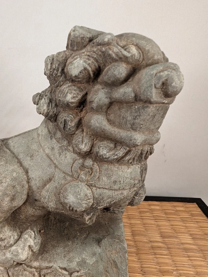 Antiguo templo chino de piedra verde león guardián ShiShi Singha Komainu China Foto 3 de 4