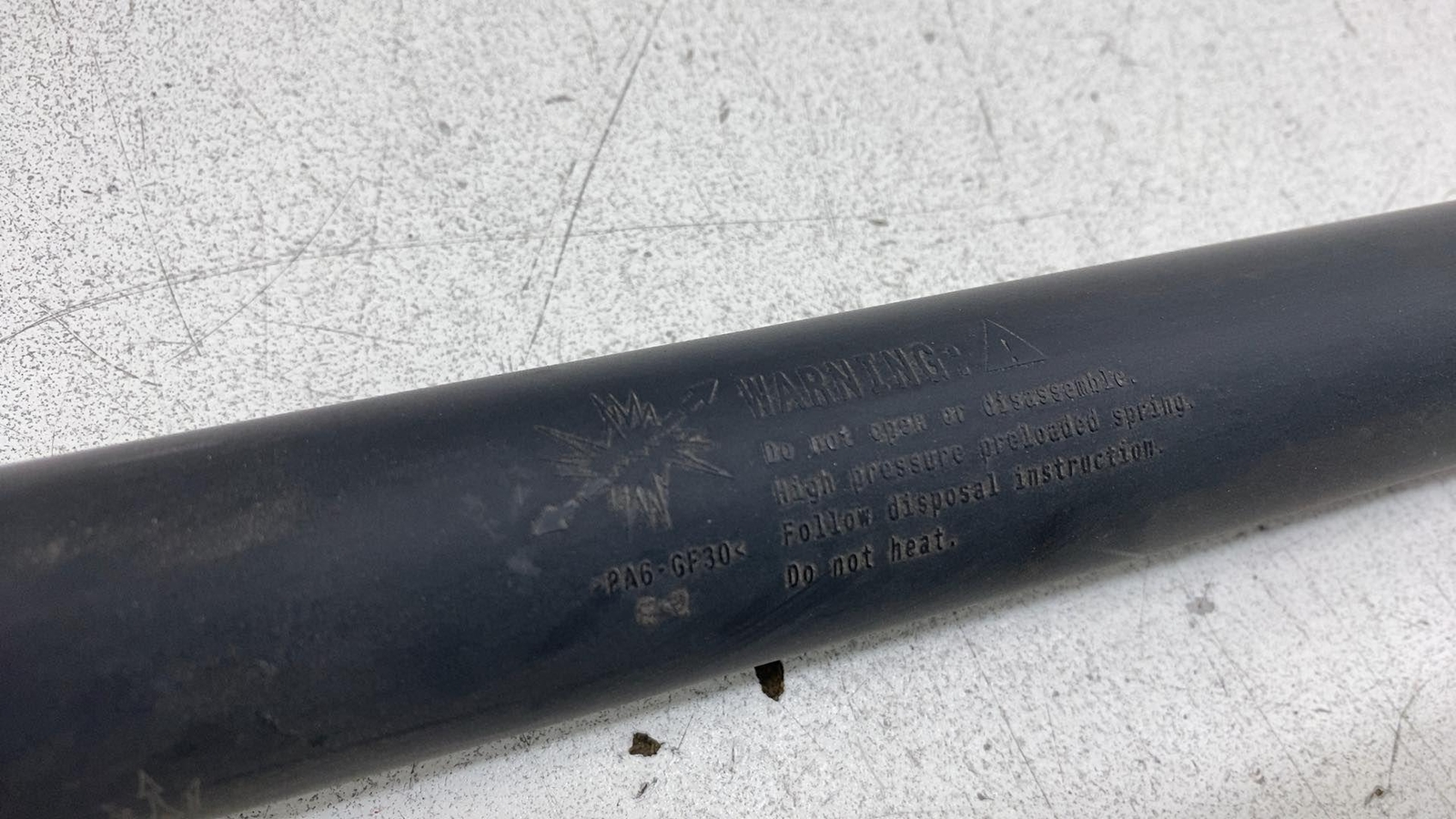 ⭕17-20 Maserati Levante Rear Right Liftgate Power Lift Cylinder Strut 6701065100