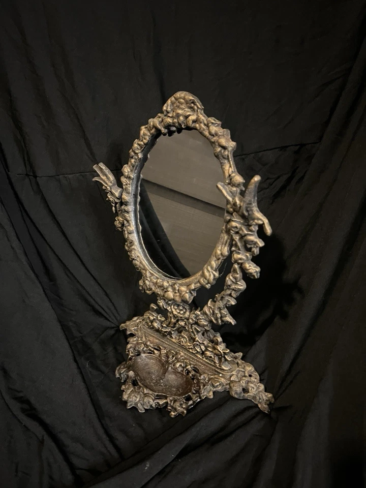 Espejo de tocador vintage de latón fundido pulido ornamentado con bandeja para baratijas Foto 2 de 4