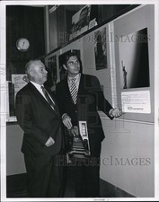 1970 Press Photo C.Kenneth Patton & W.D. Starrett Stand in front New York Scene