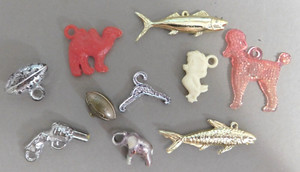 LOT 10 ANTIQUE VINTAGE CRACKER JACK VENDING MACHINE CHARMS PLASTIC METAL