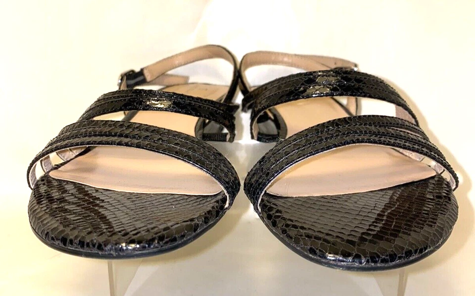 Sandalias de cuña baja con tiras de cuero con textura de serpiente Bandolino para mujer 9M negras *O Foto 4 de 4