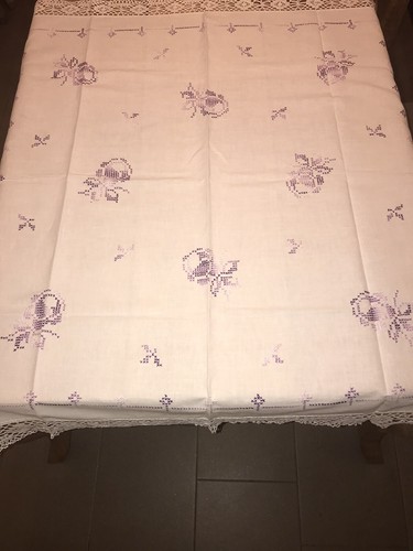 Tovaglia in tessuto di puro lino con ricami di rose color lavanda sfumato - Foto 7 di 14