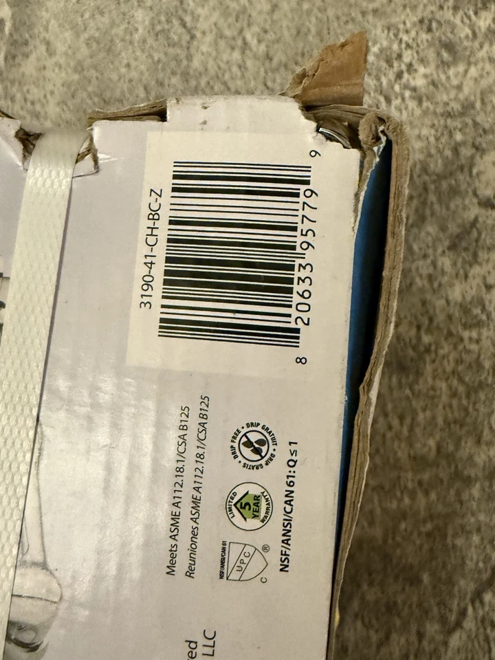 Grifo de cocina cromado de dos manijas de montaje en pared Homewerks con jabonera Foto 2 de 4