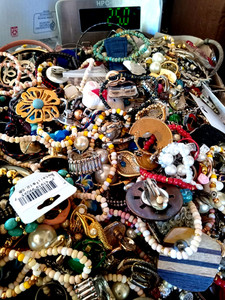 25LBS.-0.0 OZ.- LOT OF JEWELRY FOR CRAFTS OR REPAIR LG. FLAT RATE BOX #2