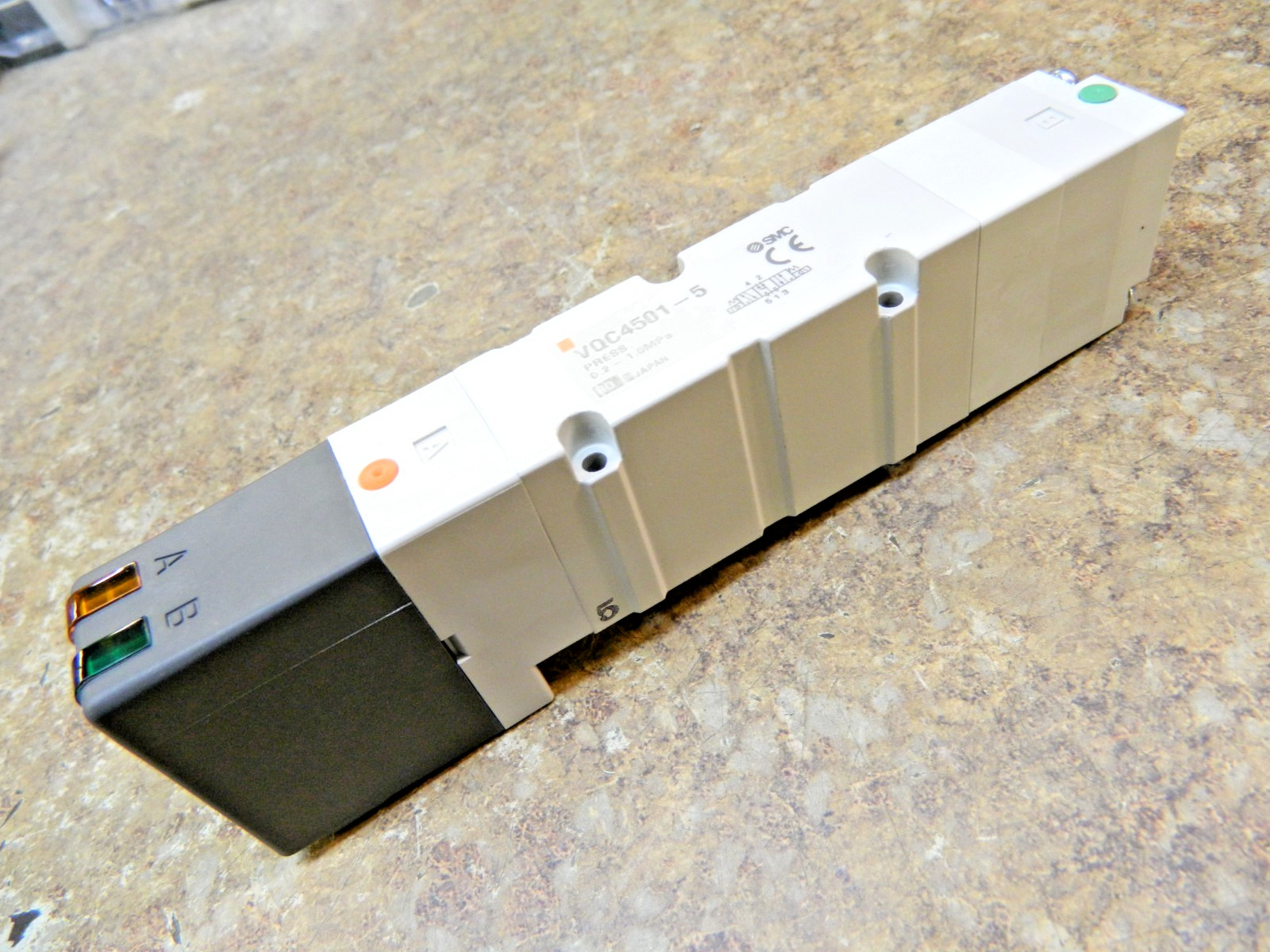 SMC VQC4501-5 3 Position 5 Ports Center Pressure 24 VDC