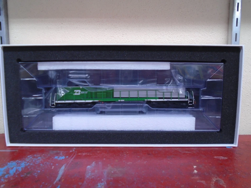 ScaleTrains Rivet Counter Burlington Nortern SD40-2B #7502 DCC Ready SXT40764 HO - Image 3 of 4