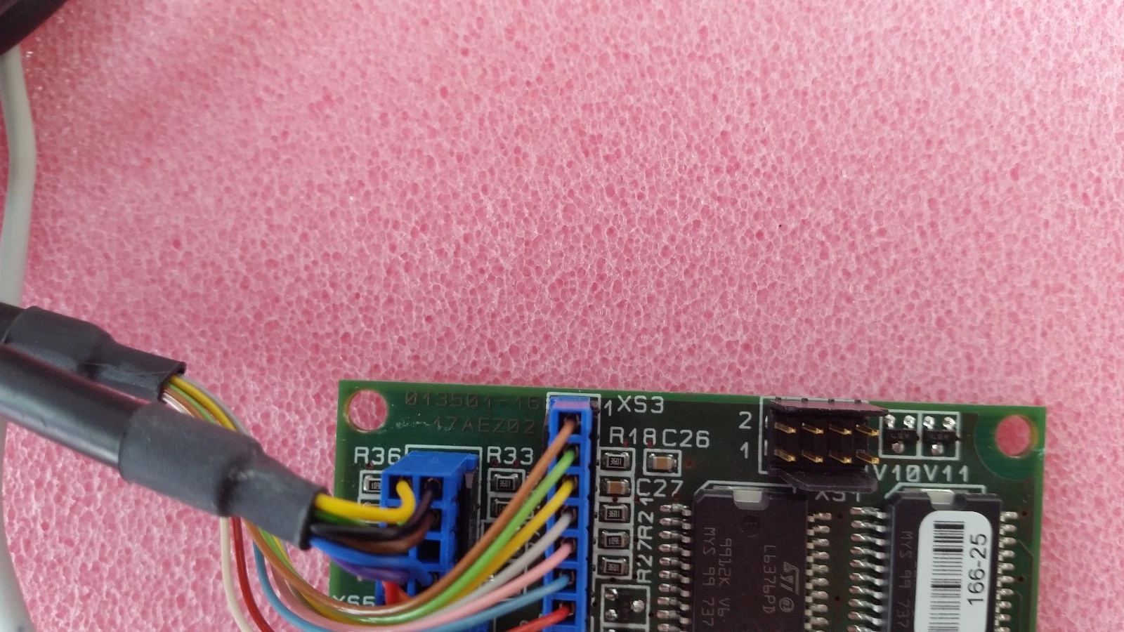 Close-up of the Brooks 013501-16 board edge with XS3 connector and XS1 pin header