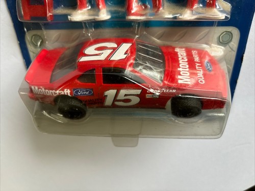 1992 Tootsietoy 1/43 Hard Body NASCAR #15 Geoff Bodine Victory Lane Ford - Picture 2 of 4