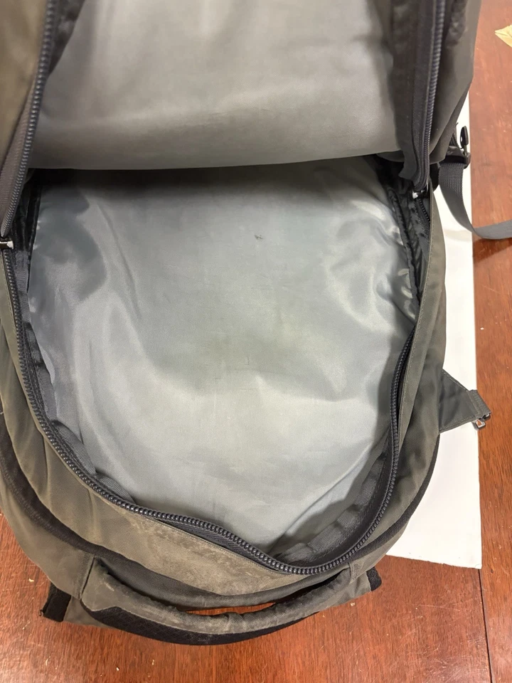 Mochila acolchada para computadora portátil The North Face Surge Commuter verde camuflaje con ventilación flexible Foto 4 de 4