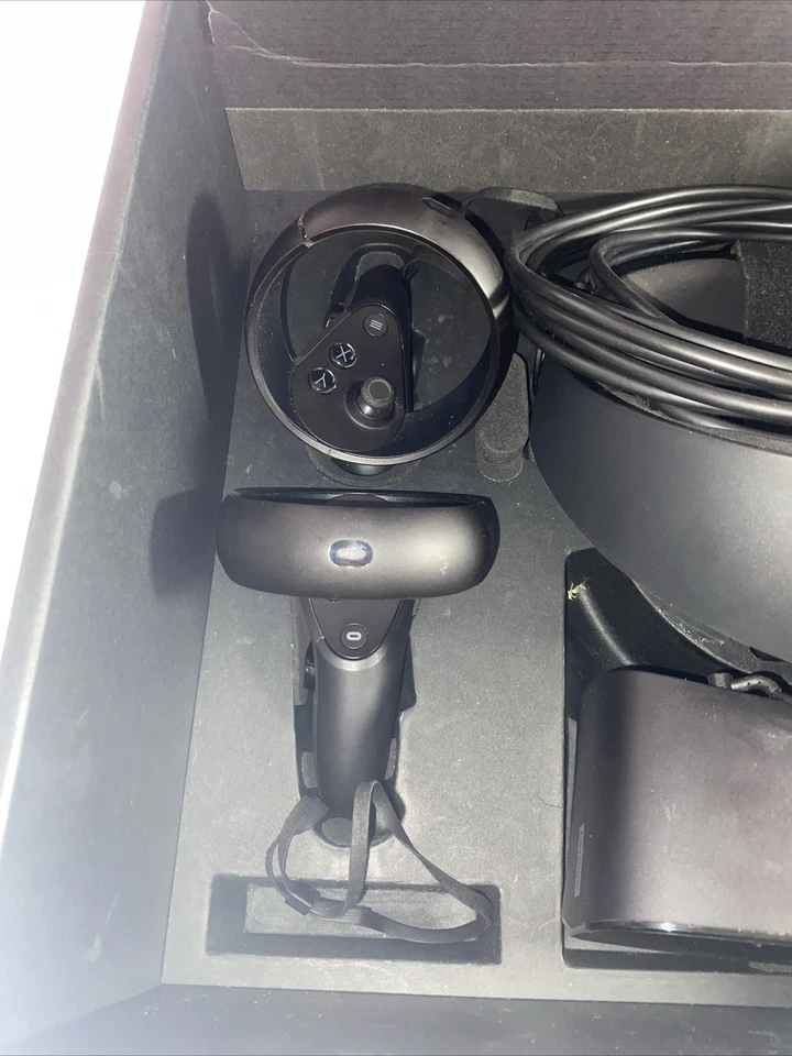 Lenovo Oculus Rift S VR Headset With Controllers & Cables - Image 2 of 3
