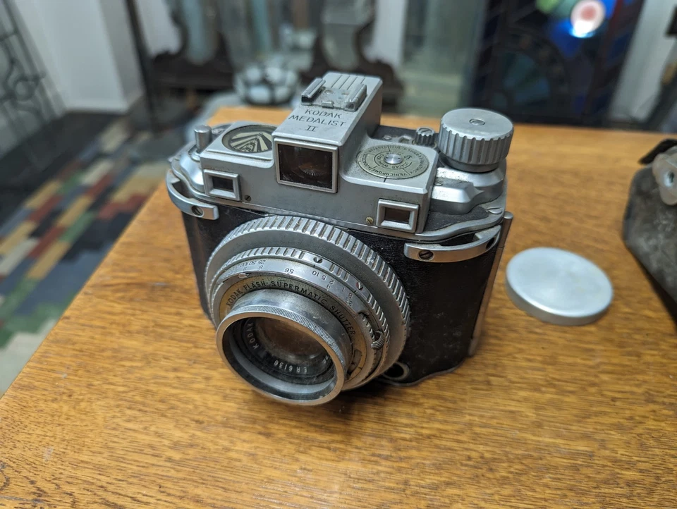 Cámara KODAK Medalist II. Estado desconocido. Parece estar en buen estado. Foto 4 de 4