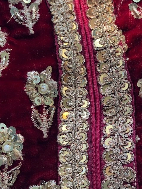 Blusa/seda roja profunda Lehenga novia india hecha a medida con blusa de Asopalav Foto 2 de 4