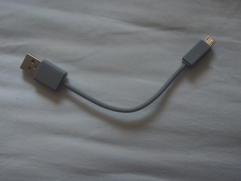 CARGADOR CABLE MICRO USB ORIGINAL OEM Apple BEATS PARA POWERBEATS 2 o 3 Gris Foto 3 de 4