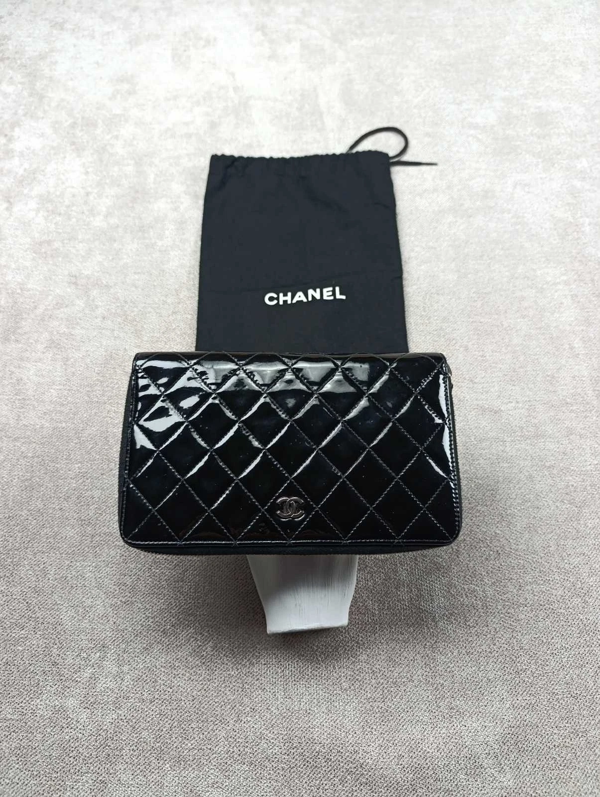 Chanel — CHANEL BLACK QUILTED PATENT LEATHER CC ZIP ORGANIZER WALLET